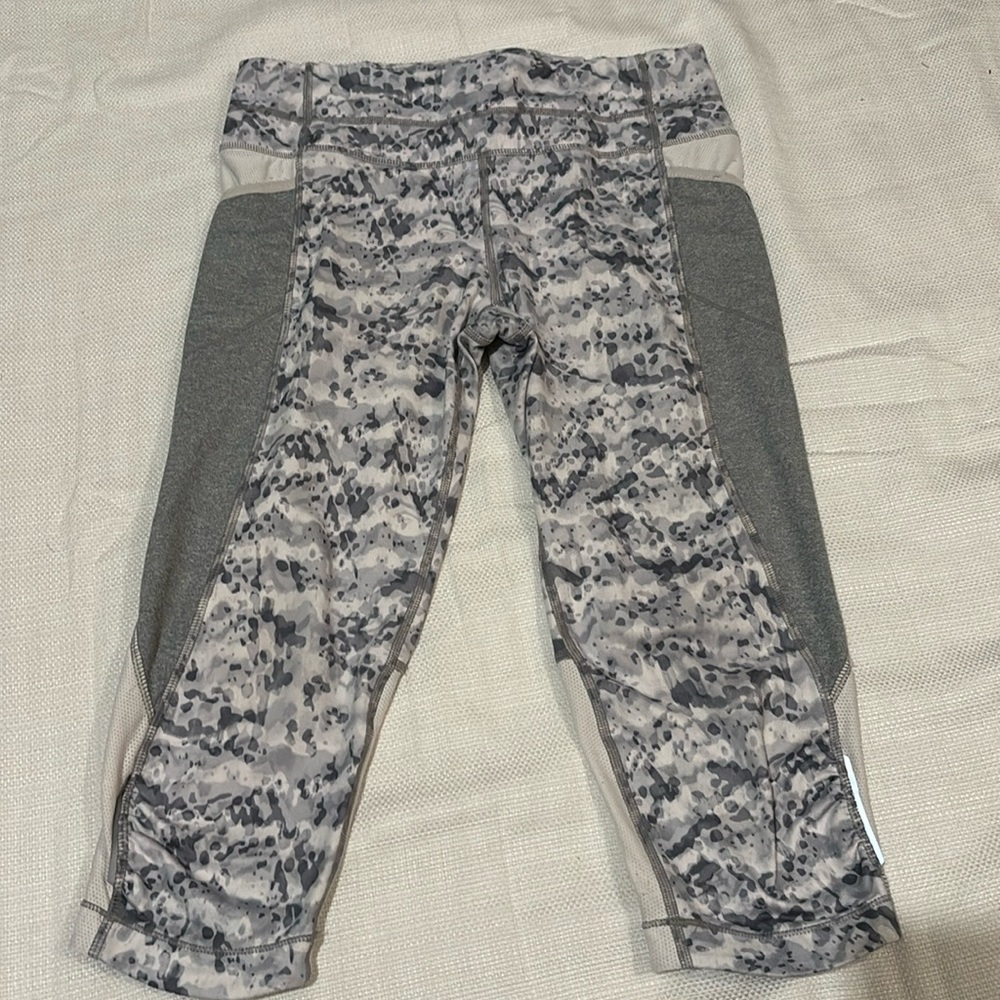 Athleta Dapple Be Free Kicker Capri Yoga Pants Activewear White Grey Size S